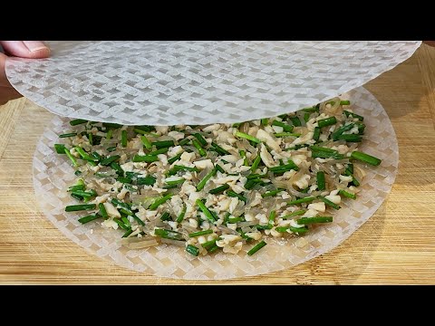 Видео: Распределите начинку из стеклянной лапши на рисовой бумаге и плотно накройте, хрустящий блин готов!!