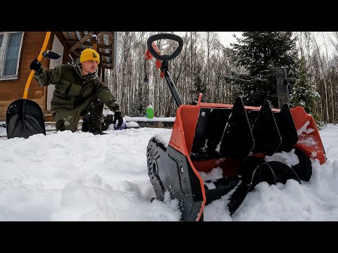 Видео: Электрический снегоуборщик на любителя. Снеголопата электрическая или по старинке лопатой? Замело.