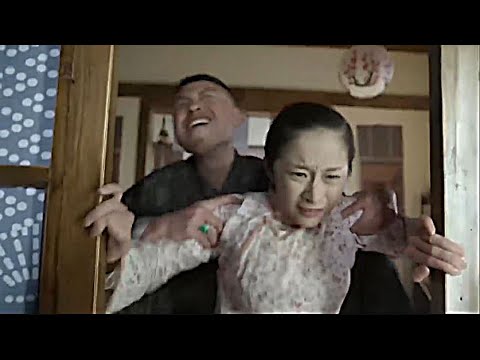 Видео: Японский солдат издевается над девушкой, но ее сестра владеет кунг-фу.