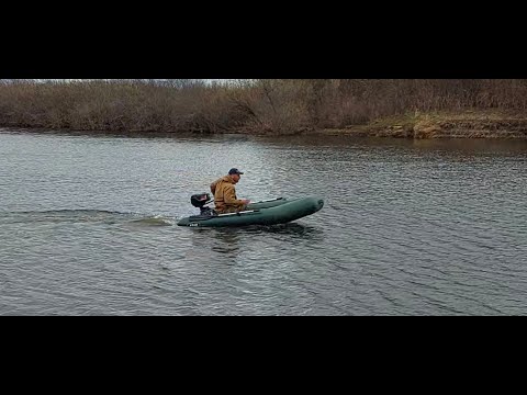 Видео: Лодочный мотор Hangkai 3.6 + Клай 270, запуск в бочке и обкатка на реке ...