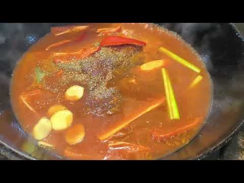 Видео: Свиная шея целиком в казане с томатным соком/обжаренная на гриле 🔥/