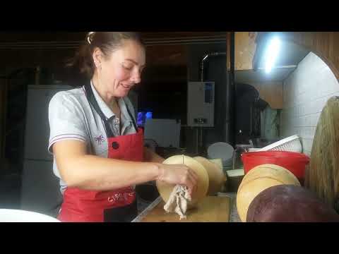 Видео: Промываю сыры.Про пивной сыр и пьяную козу.Еле нарезаю заказы