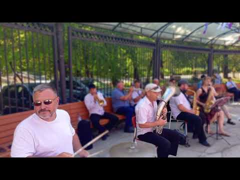 Видео: Танцы под духовой оркестр города Абакана в парке Орлёнок перед отпуском!