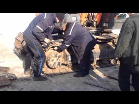 Видео: Замена гусенниц на экскаваторе Hitachi