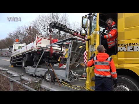Видео: 09.12.2021 - VN24 - Автомобиль врезался в машину безопасности на строительной площадке автострады