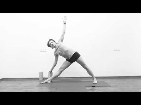 Видео: Уттхита Триконасана - Поза вытянутого треугольника. Ключевые аспекты выполнения.