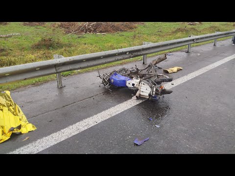 Видео: Бесправный мотобайкер катился по встречке и убился об автотрал