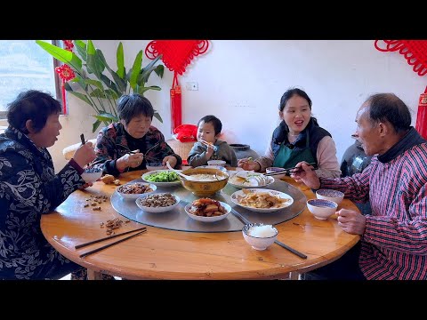 Видео: Папа пришел помочь сделать вино, Ли приготовил тарелку из приготовленных на пару голов таро.