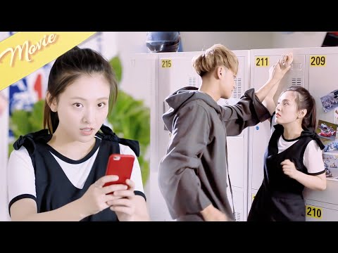 Видео: Золушка гонится за ним, врывается в мужскую и фоткает—он прижимает её к стене! 😱📸