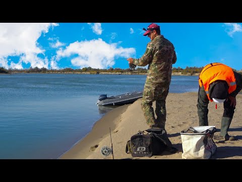 Видео: РЫБАЛКА НА РЕКЕ! ОСЕННИЙ ЖОР РЫБЫ! ПОПАЛИ НА БЕШЕННЫЙ КЛЁВ РУКИ УСТАЛИ ЕЁ ЛОВИТЬ! ДВА ДНЯ И ДВЕ НОЧИ