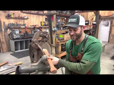 Видео: Как повесить топор