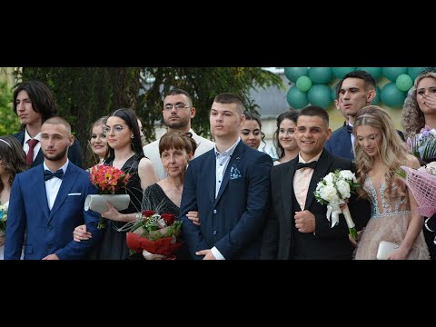 Видео: С какво абитуриентите пристигнаха на червения килим?