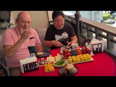 Видео: Мукбанг на балконе с калифорнийским вайбом 🌴Что едят в Калифорнии на завтрак? Мой балконный мукбанг!