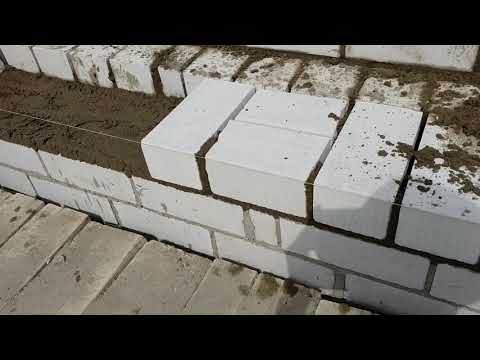 Видео: Кладка стены толщиной 510мм(в 2 кирпича) из кирпича белого силикатного