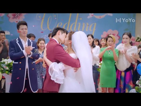 Видео: Счастливый конец. Они провели сладкую свадебную церемонию и поцеловались на глазах у гостей.