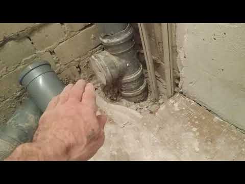 Видео: Опускаем канализационный тройник ниже