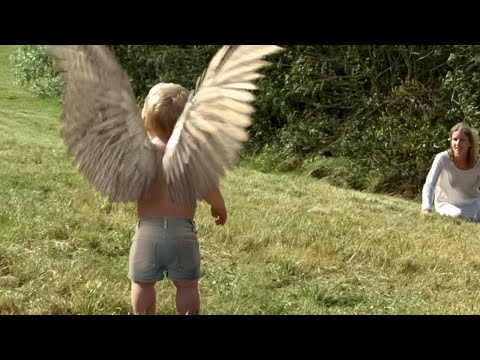 Видео: У Родителей Родился Сын С Крыльями, Теперь Они Не Знают, Что С Ним Делать