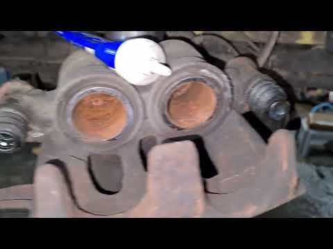 Видео: Как поменять передние тормоза Mercedes Sprinter