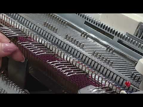 Видео: Как сделать пропуски на полотне на вязальной машине