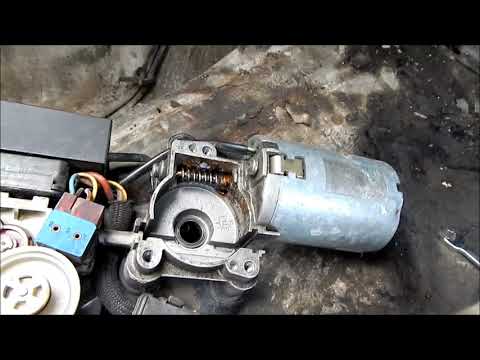 Видео: Замена моторчика люка W124 мерседес и схожих моделях.