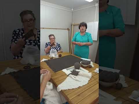 Видео: Школа пуховниц. Урок 12. Вывязываем угол каймы, рассчитываем обрешетку и середку.