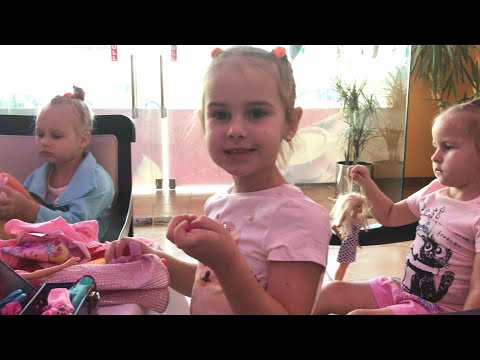 Видео: ВЛОГ Дубай Гуляем с друзьями Пробуем вкусную еду Алина Алиса и Юляшка играют VLOG