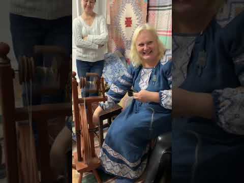 Видео: Прядём лён на самопрялке