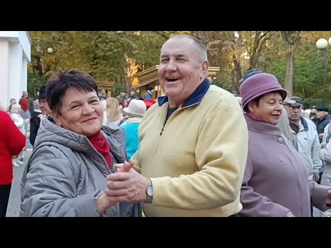 Видео: 26.10.24г... МАЛИНОВКИ ЗАСЛЫШАВ ГОЛОСОК...   Звучит на танцплощадке в Гомельском парке