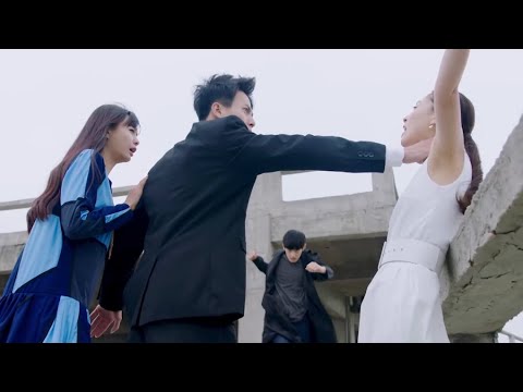 Видео: 500-летний красавчик понял, что героине угрожает опасность, и быстро полетел ее спасать.