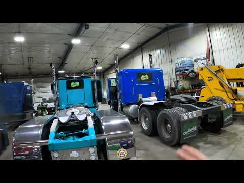 Видео: Unibilt "BIG HOLE" Кабины Peterbilt 359 против не-Unibilt.