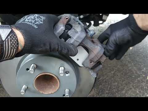 Видео: Замена задних тормозных колодок и ротора Honda Civic 2018 с электронным стояночным тормозом без с...