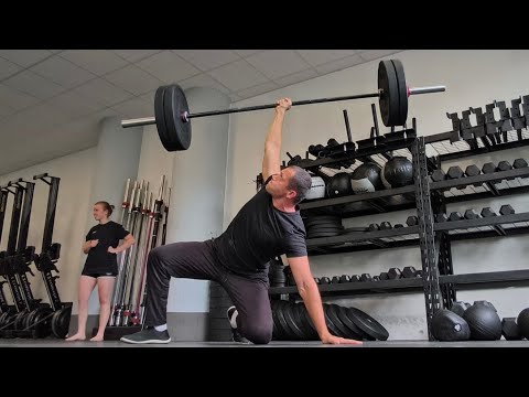 Видео: ШТАНГА VS ГИРЯ или БЕСПОЛЕЗНЫЕ движения с Гирями !