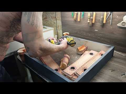 Видео: Урок 4. Навешиваем фасады и угловые башни на шахматную коробку. Мастер класс.  Резьба по дереву.