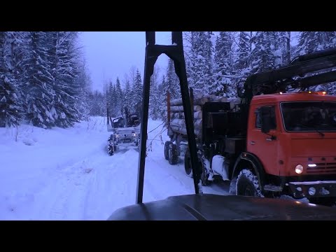 Видео: Урал с Камазами по незамёрзшему болоту. ТТ-4 помогает.