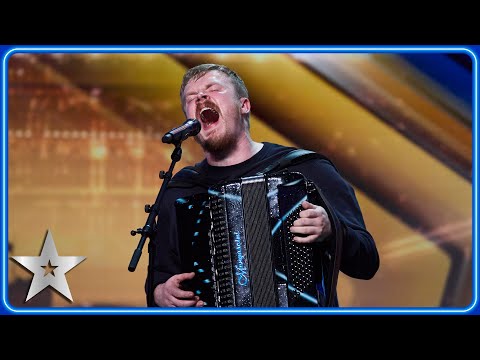 Видео: РуМак играет «Yes Sir, I Can Boogie» на аккордеоне! | Прослушивания | BGT 2025