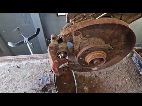 Видео: VW Passt B4 syncro перебираем задние тормоза и троса ручник.