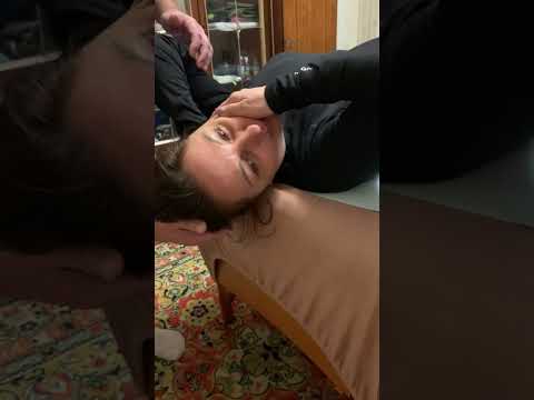 Видео: Постановка Атланта самостоятельно.  Первый шейный позвонок.