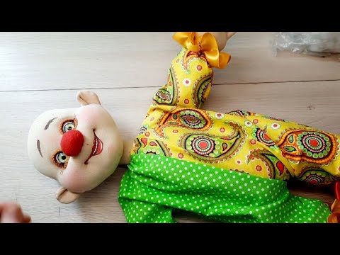 Видео: Кукла клоун Колясик , пятый этап . Крепим голову к телу , кроим , шьем комбинезон .