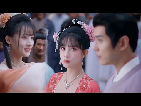 Видео: хитрая девушка хочет сблизиться с принцем, он серьезно ей отказывает, Золушка ревнует