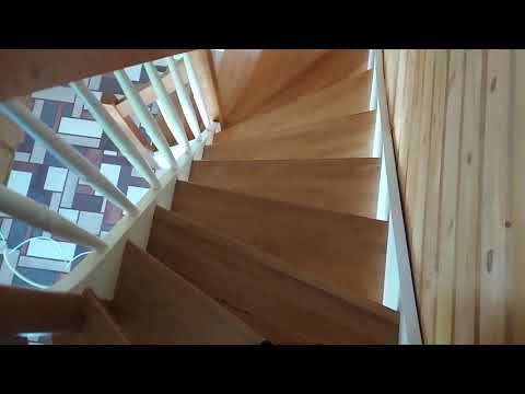 Видео: Лестница из массива берёзы в 2 цвета.