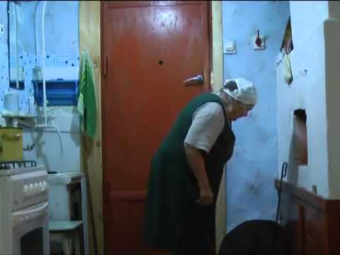 Видео: Баба Надя 90 лет топит печь
