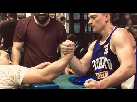 Видео: Почему ломается рука в армрестлинге, опасное положение #armwrestling #education #shorts #reels