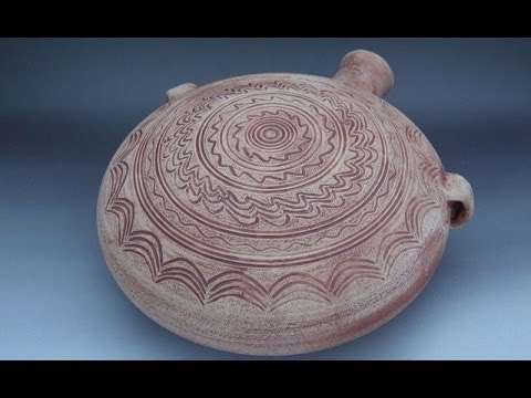 Видео: Обтачивание глиняных изделий на оправке