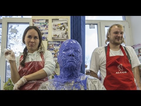 Видео: Синий силикон и полтора часа неподвижности. Как делают слепки голов для кино.