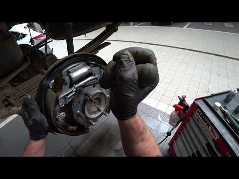 Видео: Hilux 2013г.в. Замена задних колодок.