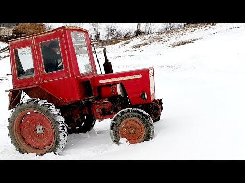 Видео: Трактор Т-25 буксует на снегу.Трактор по бездорожью