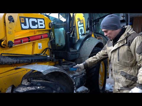 Видео: ЧИЩУ ТРАКТОР ОТ СНЕГА. Пересчитал тавотницы на  JCB3CX. Трактор экскаватор погрузчик.