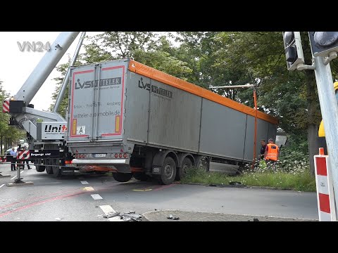 Видео: 05.08.2021 - VN24 - После аварии с грузовиком на перекрестке грузовик съезжает в кювет