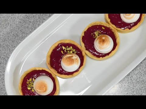 Видео: Американские пирожки с вишней. Пироги с черной смородиной и меренгой