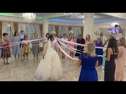 Видео: Оригинальный вариант с лентами вместо бросания букета невесты